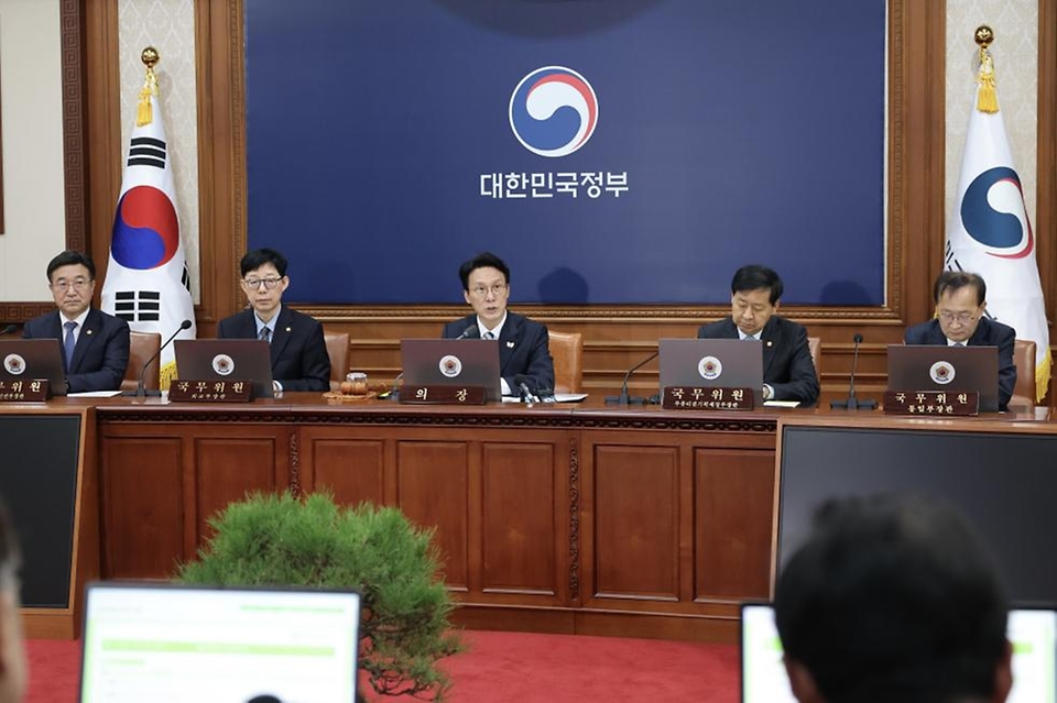 김민석 국무총리가 28일 세종대로 정부서울청사에서 국무회의를 주재, 모두발언을 하고 있다.