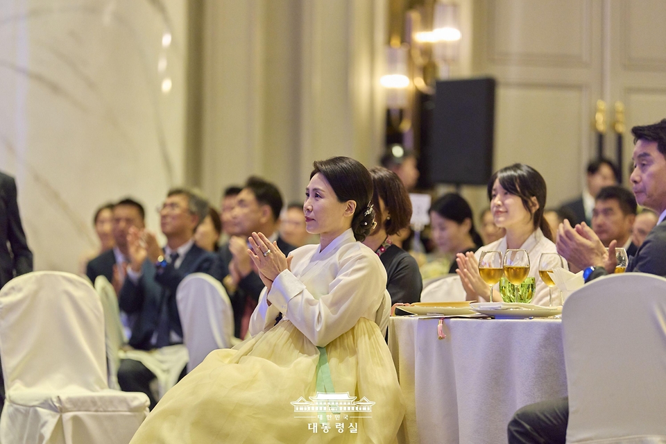 이재명 대통령과 김혜경 여사가 26일(현지시간) 말레이시아 쿠알라룸푸르 한 호텔에서 열린 동포 간담회에서 참석자들과 국민의례를 하고 있다.