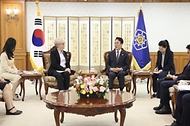 김민석 국무총리가 27일 세종대로 정부서울청사에서 티나 코텍 美 오리건 주지사를 접견, 인사 및 환담을 나누고 있다.