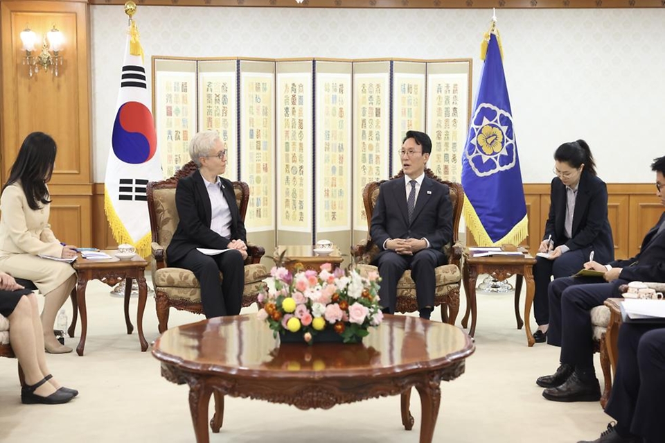 김민석 국무총리가 27일 세종대로 정부서울청사에서 티나 코텍 美 오리건 주지사를 접견, 인사 및 환담을 나누고 있다.