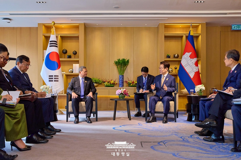 이재명 대통령이 27일(현지시간) 말레이시아 쿠알라룸푸르 한 호텔에서 훈 마네트 캄보디아 총리와 정상회담을 하고 있다.