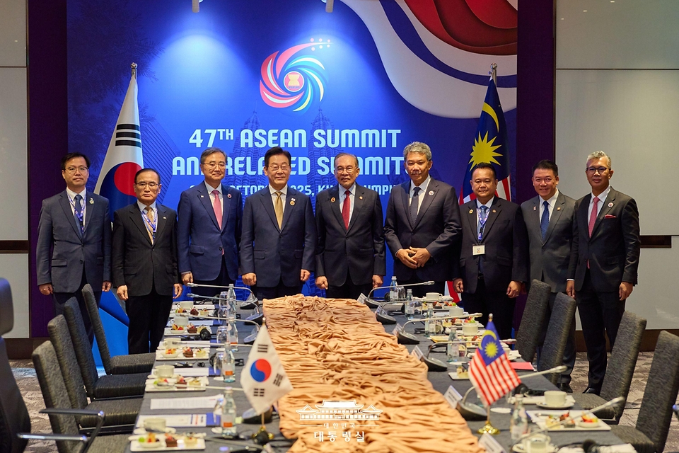 이재명 대통령이 27일(현지시간) 말레이시아 쿠알라룸푸르 컨벤션 센터에서 열린 한-말레이시아 정상회담에 앞서 안와르 이브라힘 말레이시아 총리 및 참석자들과 함께 기념촬영을 하고 있다.