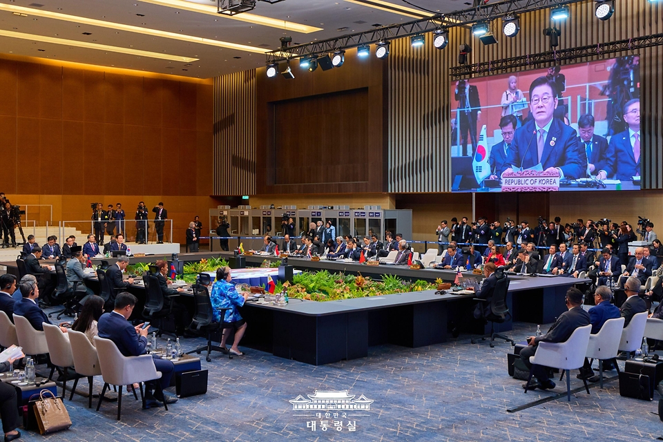 이재명 대통령이 27일(현지시간) 말레이시아 쿠알라룸푸르 컨벤션 센터에서 열린 아세안+3(한중일) 정상회의에서 발언하고 있다.