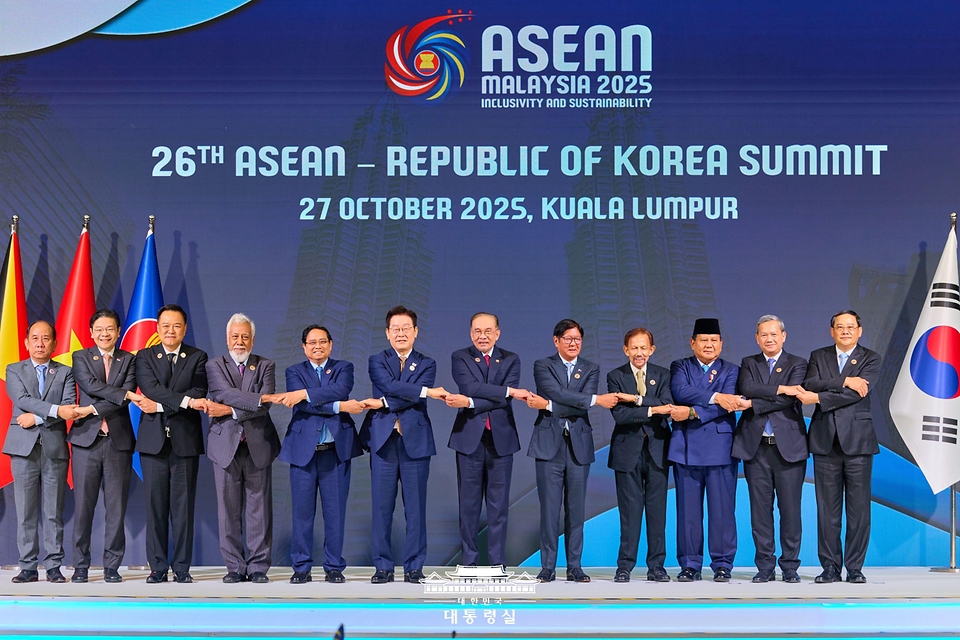 이재명 대통령이 27일(현지시간) 말레이시아 쿠알라룸푸르 컨벤션 센터에서 열린 한-아세안 정상회의에서 안와르 이브라힘 말레이시아 총리 등 각국 정상들과 기념촬영을 하고 있다.