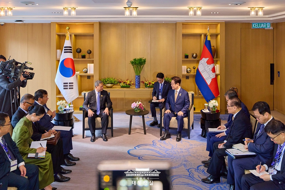 이재명 대통령이 27일(현지시간) 말레이시아 쿠알라룸푸르 한 호텔에서 훈 마네트 캄보디아 총리와 정상회담을 하고 있다.