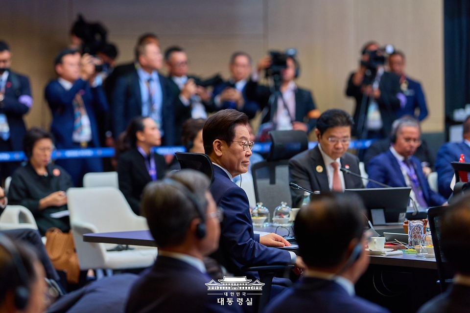 이재명 대통령이 27일(현지시간) 말레이시아 쿠알라룸푸르 컨벤션 센터에서 열린 아세안+3(한중일) 정상회의에 참석하고 있다.