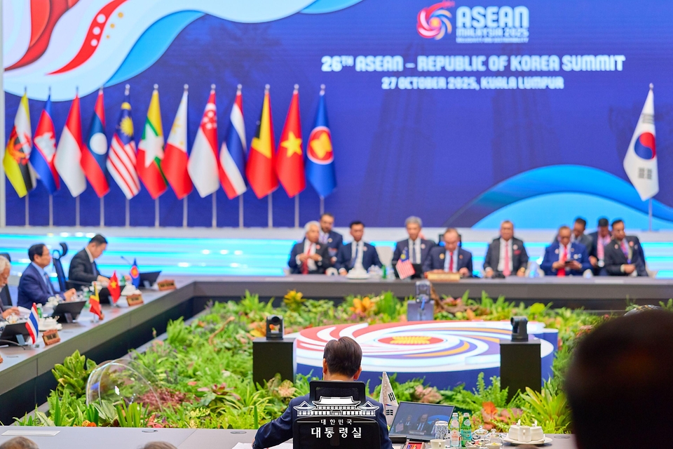 이재명 대통령이 27일(현지시간) 말레이시아 쿠알라룸푸르 컨벤션 센터에서 열린 한-아세안 정상회의에 참석하고 있다.