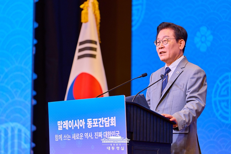 이재명 대통령이 26일(현지시간) 말레이시아 쿠알라룸푸르 한 호텔에서 열린 동포 간담회에서 인사말을 하고 있다.