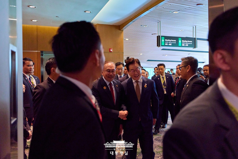 이재명 대통령이 27일(현지시간) 말레이시아 쿠알라룸푸르 컨벤션 센터에서 열린 한-말레이시아 정상회담에 안와르 이브라힘 말레이시아 총리와 입장하고 있다.