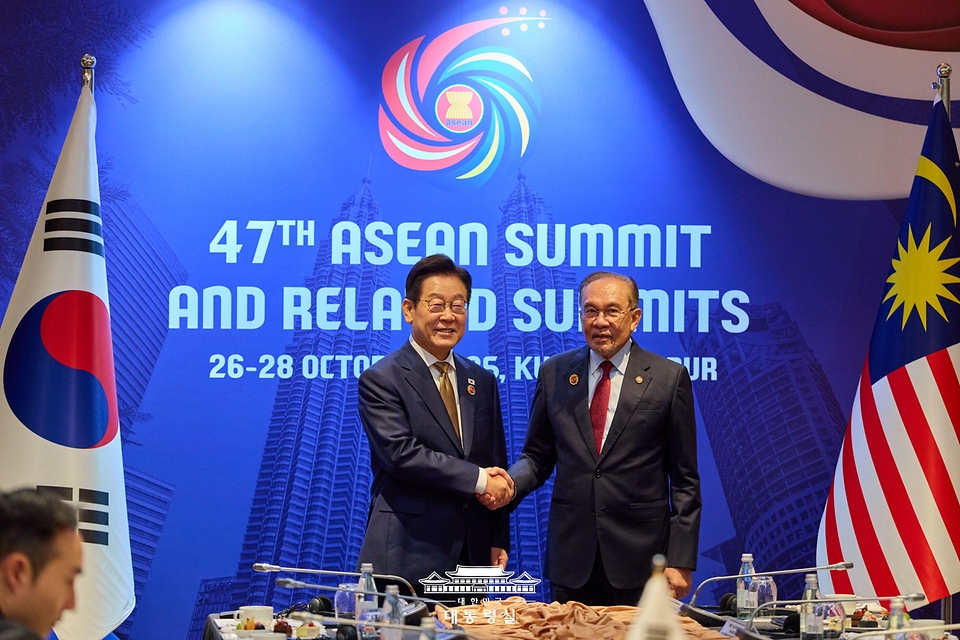 이재명 대통령이 27일(현지시간) 말레이시아 쿠알라룸푸르 컨벤션 센터에서 열린 한-말레이시아 정상회담에 앞서 안와르 이브라힘 말레이시아 총리와 기념촬영을 하고 있다.
