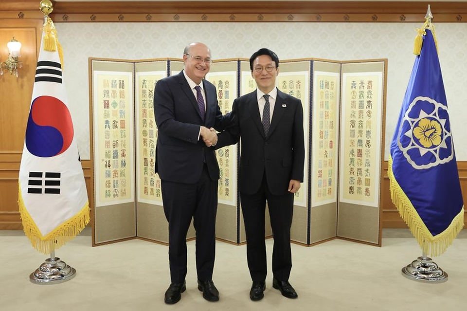 김민석 국무총리가 27일 세종대로 정부서울청사에서 일랑 고우드파잉 미주개발은행(IDB) 총재를 접견, 인사 및 환담을 나누고 있다.