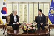 김민석 국무총리가 27일 세종대로 정부서울청사에서 티나 코텍 美 오리건 주지사를 접견, 인사 및 환담을 나누고 있다.