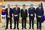김민석 국무총리가 27일 세종대로 정부서울청사에서 일랑 고우드파잉 미주개발은행(IDB) 총재를 접견, 인사 및 환담을 나누고 있다.