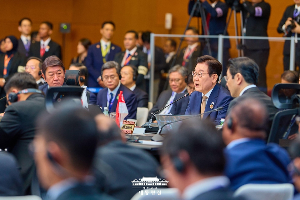 이재명 대통령이 27일(현지시간) 말레이시아 쿠알라룸푸르 컨벤션 센터에서 열린 아세안+3(한중일) 정상회의에서 발언하고 있다.