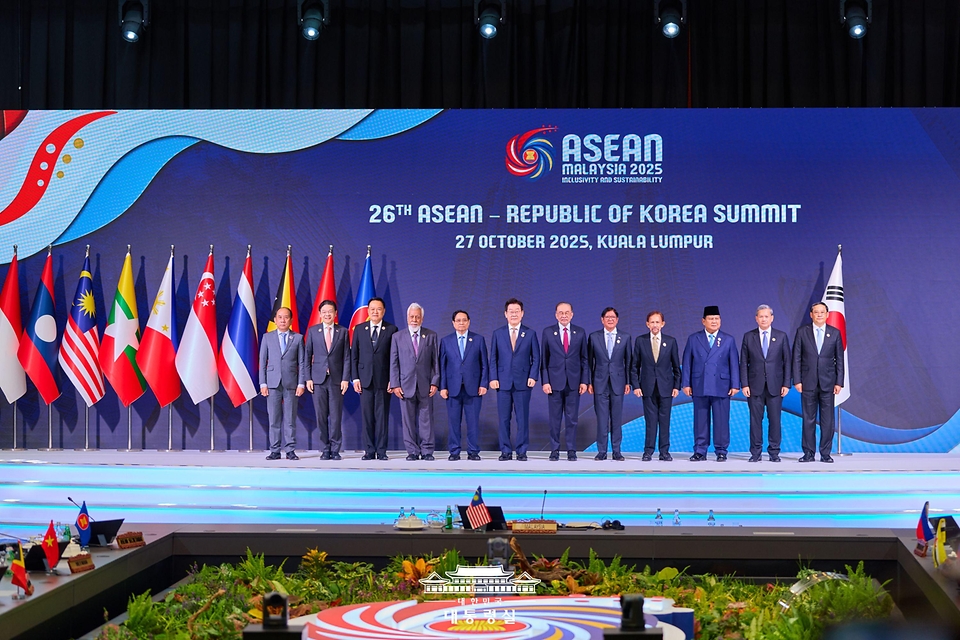 이재명 대통령이 27일(현지시간) 말레이시아 쿠알라룸푸르 컨벤션 센터에서 열린 한-아세안 정상회의에서 안와르 이브라힘 말레이시아 총리 등 각국 정상들과 기념촬영을 하고 있다.