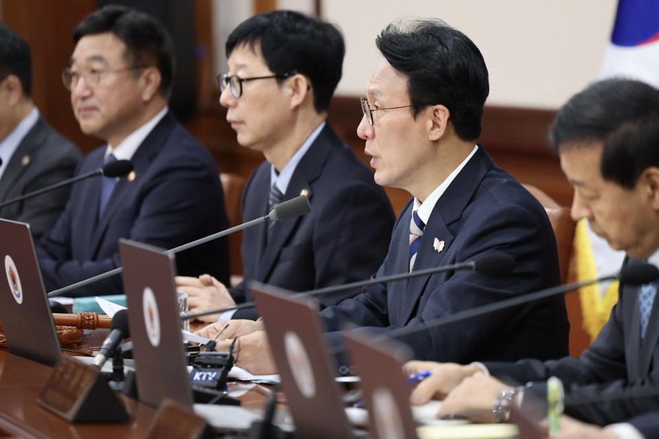 김민석 국무총리가 28일 세종대로 정부서울청사에서 국무회의를 주재, 모두발언을 하고 있다.
