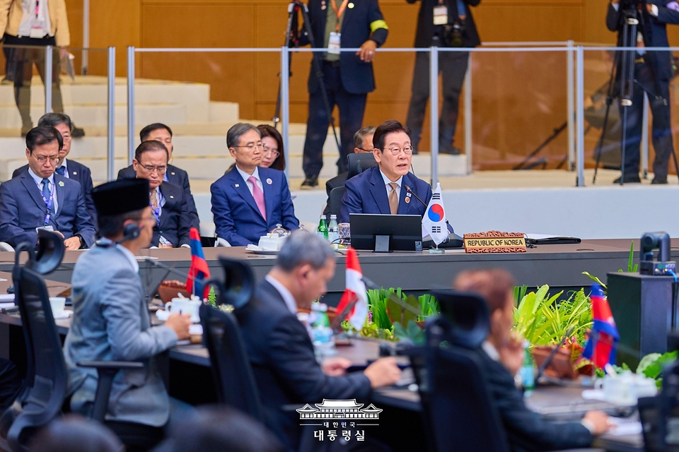 이재명 대통령이 27일(현지시간) 말레이시아 쿠알라룸푸르 컨벤션 센터에서 열린 한-아세안 정상회의에서 발언하고 있다.