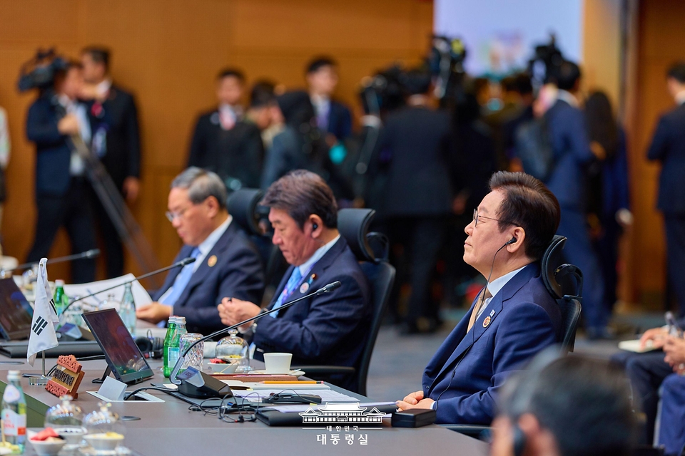 이재명 대통령이 27일(현지시간) 말레이시아 쿠알라룸푸르 컨벤션 센터에서 열린 아세안+3(한중일) 정상회의에 참석하고 있다.