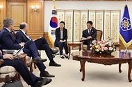 김민석 국무총리가 27일 세종대로 정부서울청사에서 일랑 고우드파잉 미주개발은행(IDB) 총재를 접견, 인사 및 환담을 나누고 있다.