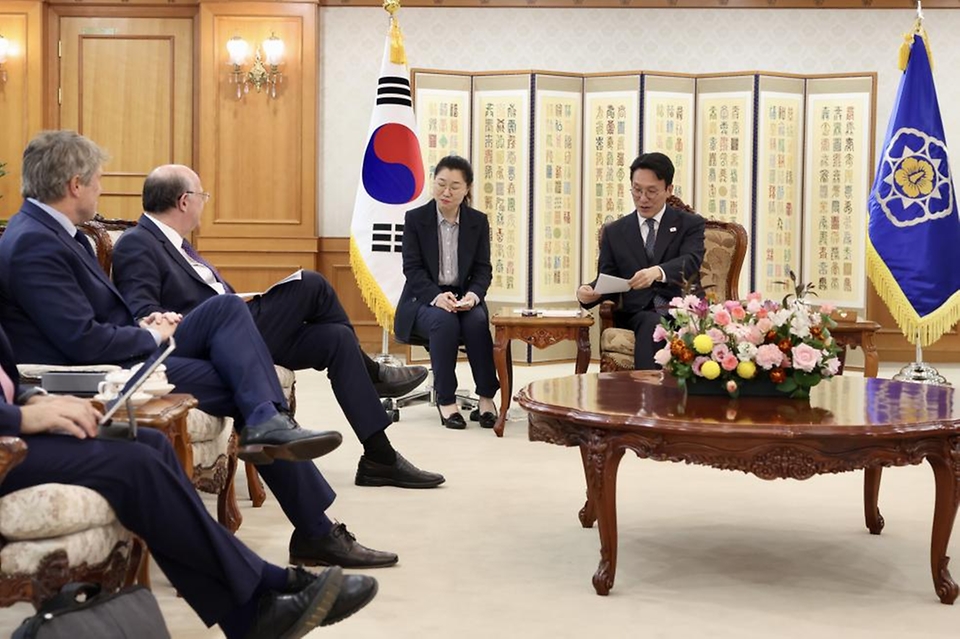 김민석 국무총리가 27일 세종대로 정부서울청사에서 일랑 고우드파잉 미주개발은행(IDB) 총재를 접견, 인사 및 환담을 나누고 있다.