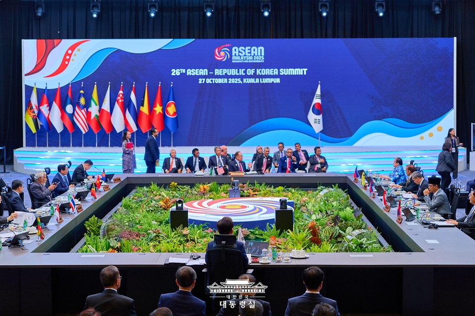 이재명 대통령이 27일(현지시간) 말레이시아 쿠알라룸푸르 컨벤션 센터에서 열린 한-아세안 정상회의에 참석하고 있다.