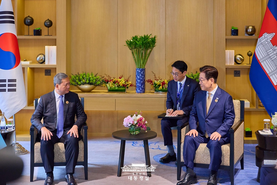 이재명 대통령이 27일(현지시간) 말레이시아 쿠알라룸푸르 한 호텔에서 훈 마네트 캄보디아 총리와 정상회담을 하고 있다.