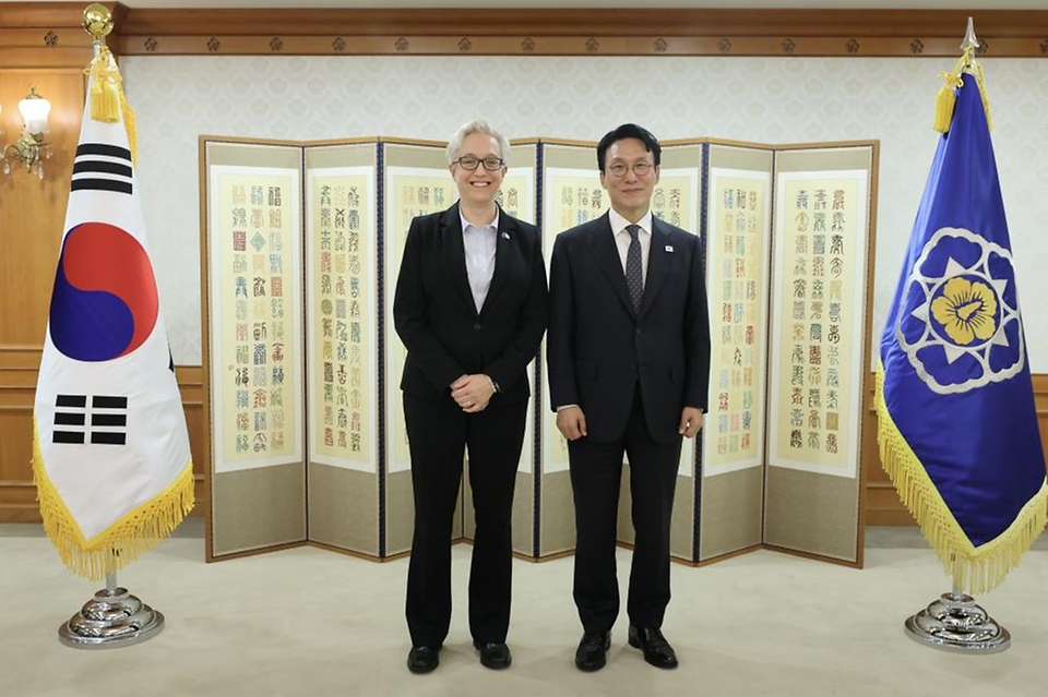 김민석 국무총리가 27일 세종대로 정부서울청사에서 티나 코텍 美 오리건 주지사를 접견, 인사 및 환담을 나누고 있다.
