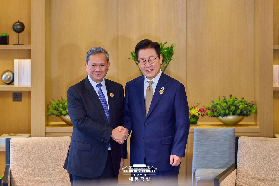 이재명 대통령이 27일(현지시간) 말레이시아 쿠알라룸푸르 한 호텔에서 훈 마네트 캄보디아 총리와 정상회담에 앞서 기념촬영을 하고 있다.