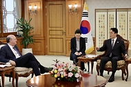 김민석 국무총리가 27일 세종대로 정부서울청사에서 일랑 고우드파잉 미주개발은행(IDB) 총재를 접견, 인사 및 환담을 나누고 있다.
