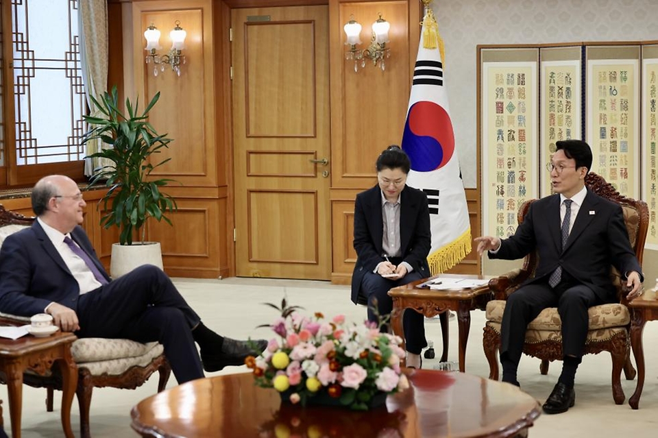 김민석 국무총리가 27일 세종대로 정부서울청사에서 일랑 고우드파잉 미주개발은행(IDB) 총재를 접견, 인사 및 환담을 나누고 있다.