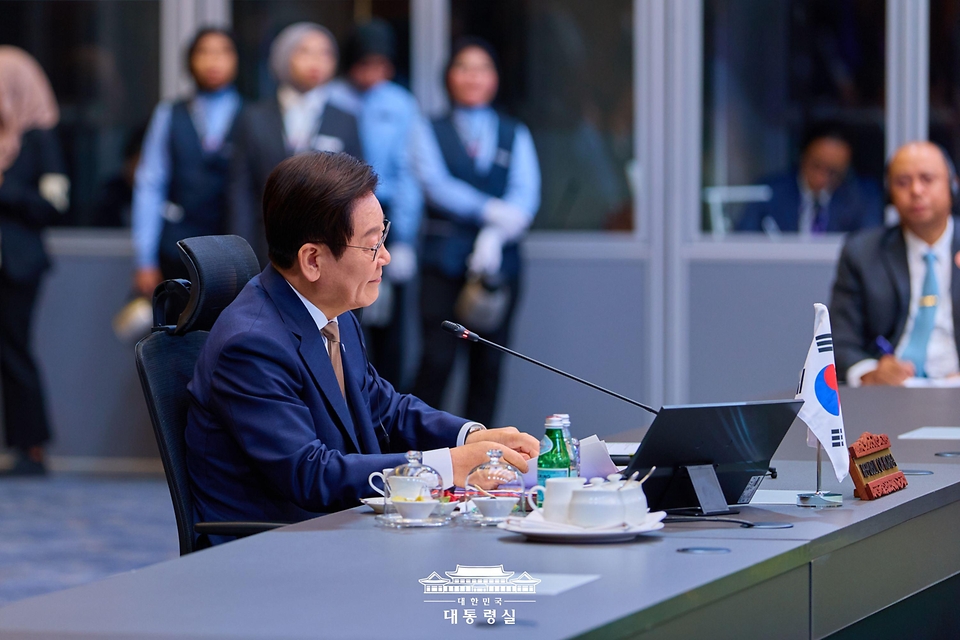 이재명 대통령이 27일(현지시간) 말레이시아 쿠알라룸푸르 컨벤션 센터에서 열린 한-아세안 정상회의에 참석하고 있다.