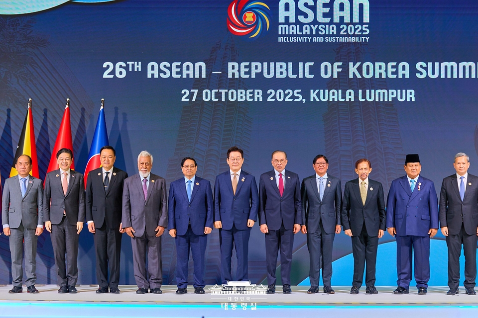 이재명 대통령이 27일(현지시간) 말레이시아 쿠알라룸푸르 컨벤션 센터에서 열린 한-아세안 정상회의에서 안와르 이브라힘 말레이시아 총리 등 각국 정상들과 기념촬영을 하고 있다.
