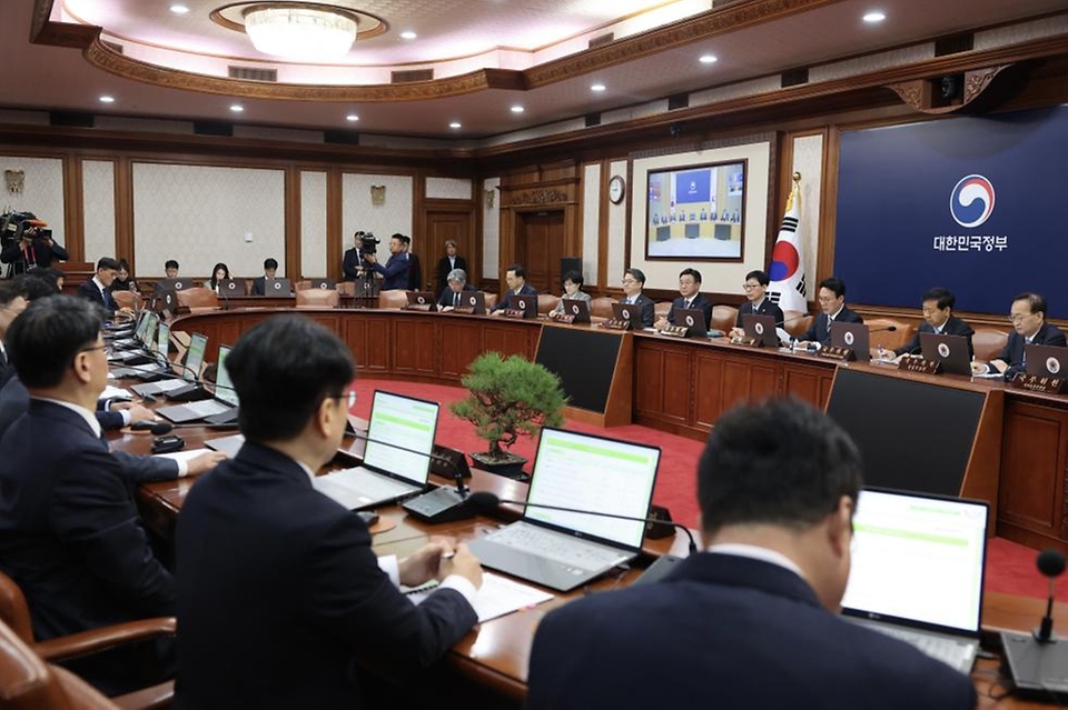 김민석 국무총리가 28일 세종대로 정부서울청사에서 국무회의를 주재, 모두발언을 하고 있다.