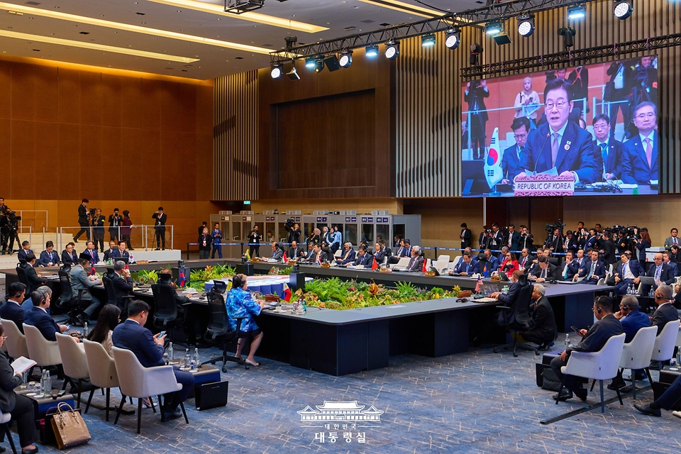 이재명 대통령이 27일(현지시간) 말레이시아 쿠알라룸푸르 컨벤션 센터에서 열린 한-아세안 정상회의에서 발언하고 있다.