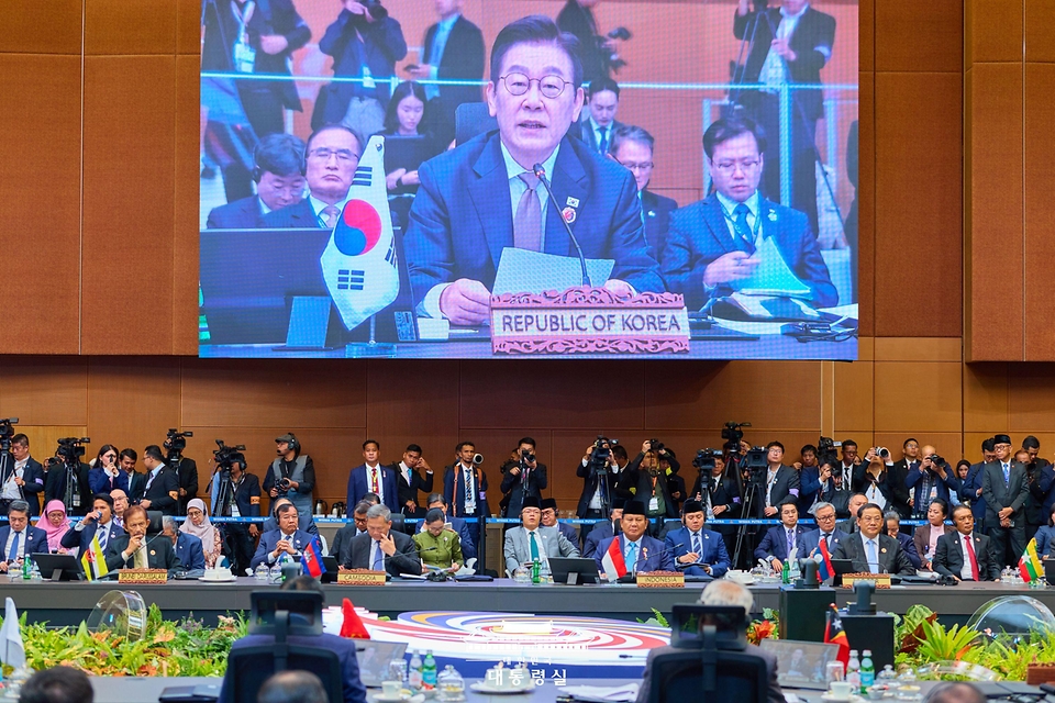 이재명 대통령이 27일(현지시간) 말레이시아 쿠알라룸푸르 컨벤션 센터에서 열린 아세안+3(한중일) 정상회의에서 발언하고 있다.