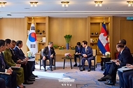이재명 대통령이 27일(현지시간) 말레이시아 쿠알라룸푸르 한 호텔에서 훈 마네트 캄보디아 총리와 정상회담을 하고 있다.