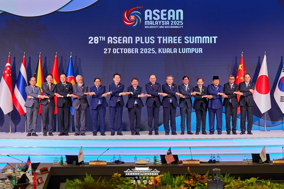 이재명 대통령이 27일(현지시간) 말레이시아 쿠알라룸푸르 컨벤션 센터에서 열린 아세안+3(한중일) 정상회의에서 각국 참석자들과 기념촬영을 하고 있다.