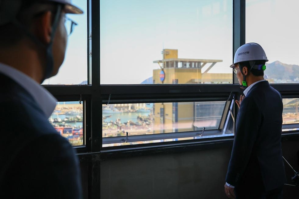김민석 국무총리가 28일 해양수산부가 이전할 부산 동구 IM빌딩을 방문, 준비상황을 점검하고 있다.