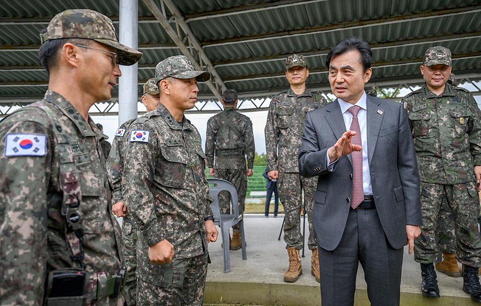 안규백 국방부장관은 10월 24일(금), 2025 APEC 정상회의 경호·경비작전 임무를 수행 중인 경호안전종합상황실과 군 작전본부를 찾아 작전 현황을 확인하고, 장병들을 격려했습니다.