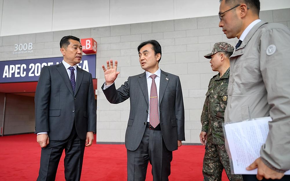 안규백 국방부장관은 10월 24일(금), 2025 APEC 정상회의 경호·경비작전 임무를 수행 중인 경호안전종합상황실과 군 작전본부를 찾아 작전 현황을 확인하고, 장병들을 격려했습니다.
