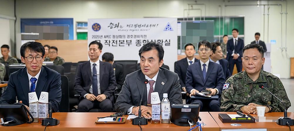 안규백 국방부장관은 10월 24일(금), 2025 APEC 정상회의 경호·경비작전 임무를 수행 중인 경호안전종합상황실과 군 작전본부를 찾아 작전 현황을 확인하고, 장병들을 격려했습니다.