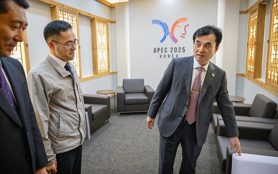 안규백 국방부장관은 10월 24일(금), 2025 APEC 정상회의 경호·경비작전 임무를 수행 중인 경호안전종합상황실과 군 작전본부를 찾아 작전 현황을 확인하고, 장병들을 격려했습니다.