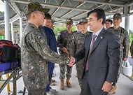 안규백 국방부장관은 10월 24일(금), 2025 APEC 정상회의 경호·경비작전 임무를 수행 중인 경호안전종합상황실과 군 작전본부를 찾아 작전 현황을 확인하고, 장병들을 격려했습니다.