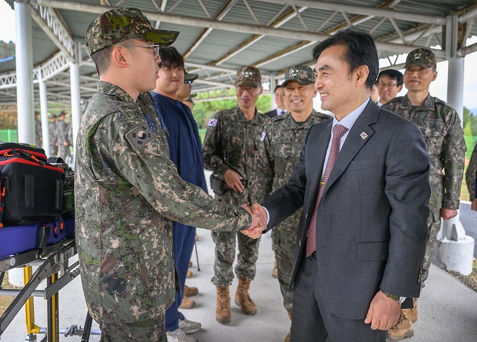 안규백 국방부장관은 10월 24일(금), 2025 APEC 정상회의 경호·경비작전 임무를 수행 중인 경호안전종합상황실과 군 작전본부를 찾아 작전 현황을 확인하고, 장병들을 격려했습니다.