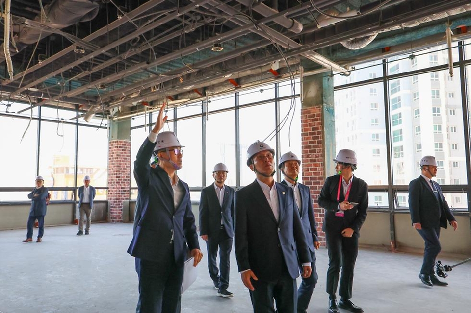 김민석 국무총리가 28일 해양수산부가 이전할 부산 동구 IM빌딩을 방문, 준비상황을 점검하고 있다.