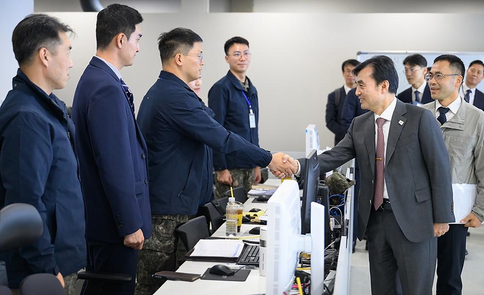 안규백 국방부장관은 10월 24일(금), 2025 APEC 정상회의 경호·경비작전 임무를 수행 중인 경호안전종합상황실과 군 작전본부를 찾아 작전 현황을 확인하고, 장병들을 격려했습니다.