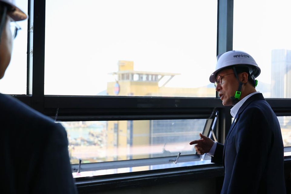 김민석 국무총리가 28일 해양수산부가 이전할 부산 동구 IM빌딩을 방문, 준비상황을 점검하고 있다.