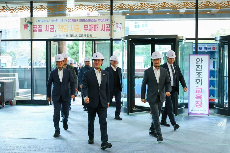 김민석 국무총리가 28일 해양수산부가 이전할 부산 동구 IM빌딩을 방문, 준비상황을 점검하고 있다.