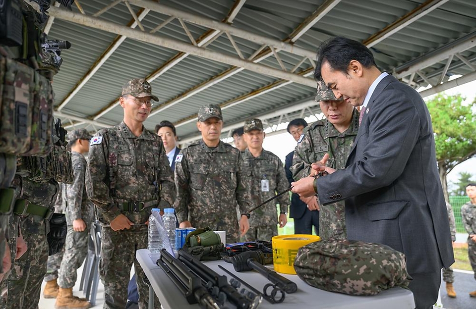 안규백 국방부장관은 10월 24일(금), 2025 APEC 정상회의 경호·경비작전 임무를 수행 중인 경호안전종합상황실과 군 작전본부를 찾아 작전 현황을 확인하고, 장병들을 격려했습니다.