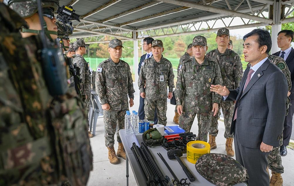 안규백 국방부장관은 10월 24일(금), 2025 APEC 정상회의 경호·경비작전 임무를 수행 중인 경호안전종합상황실과 군 작전본부를 찾아 작전 현황을 확인하고, 장병들을 격려했습니다.